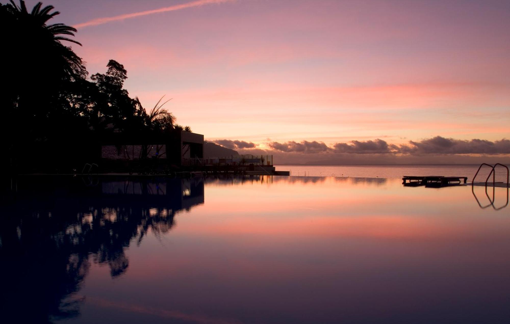 Pestana Casino Park Hotel & Casino Funchal  Exterior photo Sunset over the lagoon